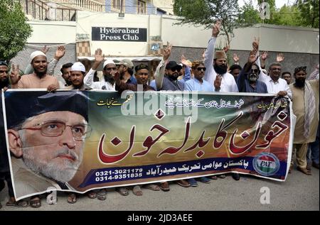 Hyderabad, Pakistan. 17.. Juni 2022. Aktivisten des pakistanischen Awami Tehreek (PAT) veranstalten am Freitag, den 17. Juni 2022, eine Protestdemonstration gegen die Nichtbereitstellung von Gerechtigkeit für die Opfer des Model Town Massakers im Hyderabad Presseclub. Kredit: Asianet-Pakistan/Alamy Live Nachrichten Stockfoto