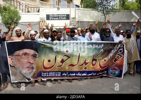 Hyderabad, Pakistan. 17.. Juni 2022. Aktivisten des pakistanischen Awami Tehreek (PAT) veranstalten am Freitag, den 17. Juni 2022, eine Protestdemonstration gegen die Nichtbereitstellung von Gerechtigkeit für die Opfer des Model Town Massakers im Hyderabad Presseclub. Kredit: Asianet-Pakistan/Alamy Live Nachrichten Stockfoto