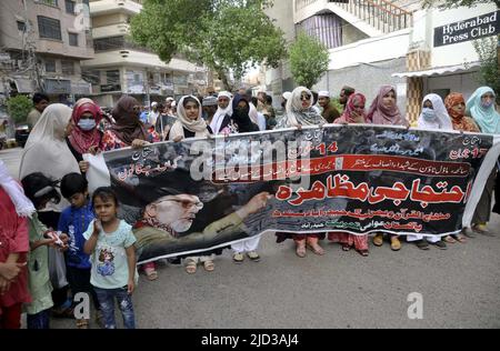 Hyderabad, Pakistan. 17.. Juni 2022. Aktivisten des pakistanischen Awami Tehreek (PAT) veranstalten am Freitag, den 17. Juni 2022, eine Protestdemonstration gegen die Nichtbereitstellung von Gerechtigkeit für die Opfer des Model Town Massakers im Hyderabad Presseclub. Kredit: Asianet-Pakistan/Alamy Live Nachrichten Stockfoto