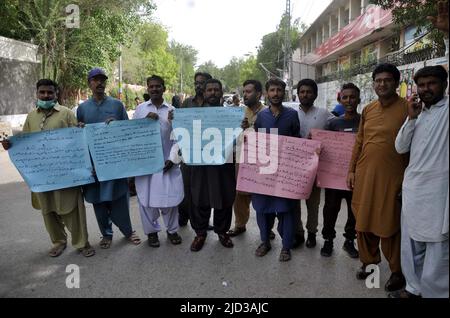 Hyderabad, Pakistan. 17.. Juni 2022. IBA-Test bestanden Kandidaten veranstalten am Freitag, den 17. Juni 2022, im Hyderabad Presseclub eine Protestdemonstration für Ernennungsschreiben. Kredit: Asianet-Pakistan/Alamy Live Nachrichten Stockfoto