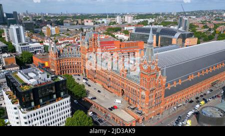 Luftaufnahme über Kings Cross - St. Pancras Bahnhof in London Stockfoto