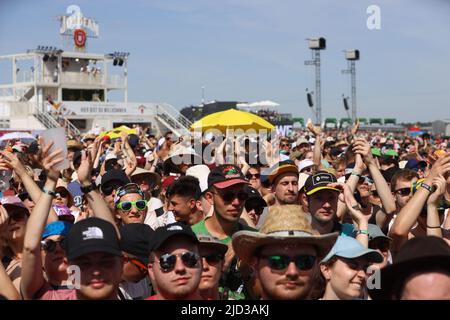 Neuhausen Ob Eck, Deutschland. 17.. Juni 2022. Festivalbesucher feiern bei Sonnenschein und 30 Grad Celsius beim Eröffnungskonzert des Southsidefestival 2022. Quelle: Andreas Maier/dpa/Alamy Live News Stockfoto