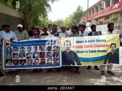 Hyderabad, Pakistan. 17.. Juni 2022. Mitglieder des Sindh Sujagi Forums veranstalten am Freitag, dem 17. Juni 2022, eine Protestdemonstration zur Genesung von Vermissten im Hyderabad Presseclub. Kredit: Asianet-Pakistan/Alamy Live Nachrichten Stockfoto