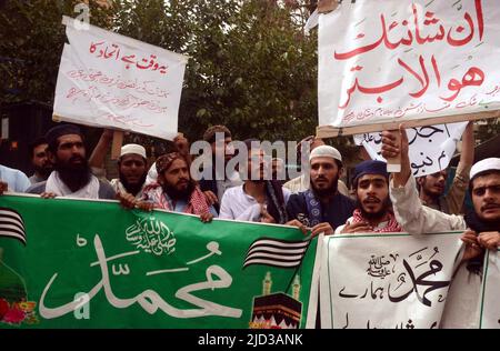 Hyderabad, Pakistan. 17.. Juni 2022. Aktivisten des sunnitischen Tehreek (PST) veranstalten am Freitag, dem 17. Juni 2022, im Quetta-Presseclub eine Protestdemonstration über die blasphemischen Äußerungen indischer Politiker zum Propheten Muhammad (PBUH). Kredit: Asianet-Pakistan/Alamy Live Nachrichten Stockfoto