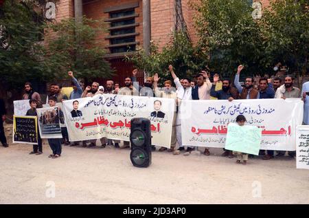 Hyderabad, Pakistan. 17.. Juni 2022. Mitglieder des Aktionskomitees von Nojawan veranstalten am Freitag, den 17. Juni 2022, im Quetta-Presseclub eine Protestdemonstration für die Bauarbeiten an der Mandozai-Straße. Kredit: Asianet-Pakistan/Alamy Live Nachrichten Stockfoto