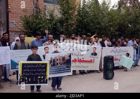 Hyderabad, Pakistan. 17.. Juni 2022. Mitglieder des Aktionskomitees von Nojawan veranstalten am Freitag, den 17. Juni 2022, im Quetta-Presseclub eine Protestdemonstration für die Bauarbeiten an der Mandozai-Straße. Kredit: Asianet-Pakistan/Alamy Live Nachrichten Stockfoto