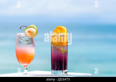 Cocktails in einem exotischen Luxusresort an sonnigen Sommertagen. Reisen, Urlaub, Urlaub, Tourismuskonzept. Türkisfarbenes Meer verschwommener Hintergrund. Fruchtschwanz Stockfoto
