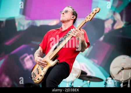 ITALIEN, MAILAND, 15. 2022. JUNI: Scott Shriner, Bassist der amerikanischen Alternative Rock Band WEEZER, spielt live auf der Bühne des Ippodromo SNAI La Maura während des 'I-Days Festival 2022' Stockfoto