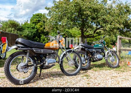 Woodbridge Suffolk UK August 14 2021: Ein klassisches Yamaha DT175 Motorrad von 1973, das bei einem Motorradtreffen ausgestellt wird Stockfoto