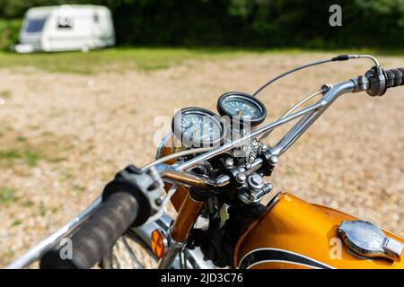 Woodbridge Suffolk UK August 14 2021: Ein klassisches Yamaha DT175 Motorrad von 1973, das bei einem Motorradtreffen ausgestellt wird Stockfoto