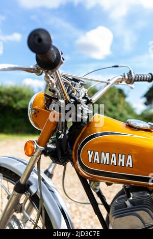 Woodbridge Suffolk UK August 14 2021: Ein klassisches Yamaha DT175 Motorrad von 1973, das bei einem Motorradtreffen ausgestellt wird Stockfoto