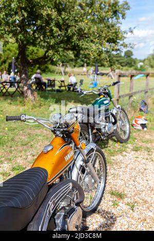 Woodbridge Suffolk UK August 14 2021: Ein klassisches Yamaha DT175 Motorrad von 1973, das bei einem Motorradtreffen ausgestellt wird Stockfoto