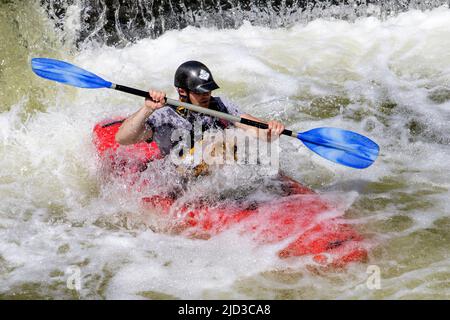 Bath, Großbritannien, 17.. Juni 2022. Da Bath einen weiteren sehr heißen und sonnigen Tag genießt, wird ein Kanufahrer bei warmem Wetter auf dem Fluss Avon Wehr vor der Pulteney Bridge abgebildet. Quelle: Lynchpics/Alamy Live News Stockfoto