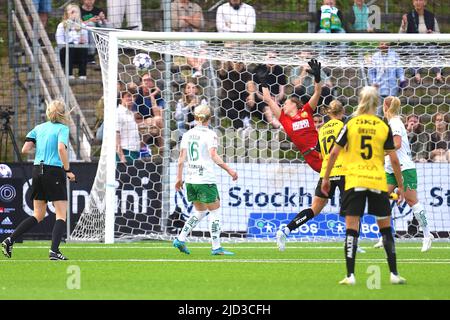 Stockholm, Schweden. 17.. Juni 2022. b'-XMP:Description=Stockholm, Schweden, 17. 2022. Juni: BK Hacken erzielt 1-0 Punkte im Spiel in der Schwedischen Liga OBOS Damallsvenskan am 17. 2022. Juni zwischen Hammarby IF und BK Hacken bei Hammarby IP in Stockholm, Schweden (Peter Sonander/SPP)' Credit: SPP Sport Press Photo. /Alamy Live News Stockfoto