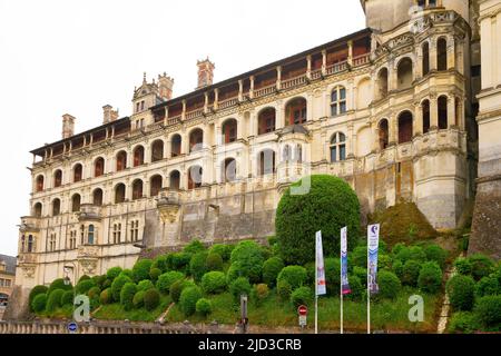 Die königliche Château von Blois bei Sonnenuntergang. Die Rückseite des Flügels Francis I mit Blick auf das Zentrum von Blois. Blois ist eine Gemeinde und die Hauptstadt von Loir-et-CH Stockfoto