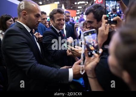 Paris, Frankreich. 17.. Juni 2022. Der französische Präsident Emmanuel Macron besucht am 17. Mai 2022 die Technologie-Startups und Innovationsmesse VivaTech in Paris. Foto von Raphael Lafargue/ABACAPRESS.COM Quelle: Abaca Press/Alamy Live News Stockfoto