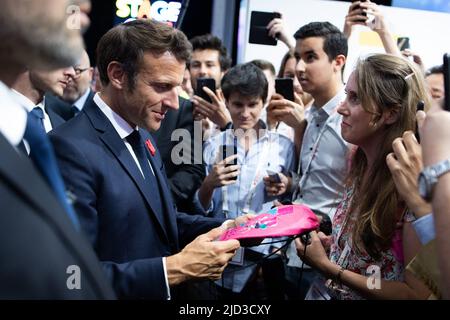 Paris, Frankreich. 17.. Juni 2022. Der französische Präsident Emmanuel Macron besucht am 17. Mai 2022 die Technologie-Startups und Innovationsmesse VivaTech in Paris. Foto von Raphael Lafargue/ABACAPRESS.COM Quelle: Abaca Press/Alamy Live News Stockfoto