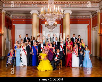 Oslo 20220617.Königliches Familienfoto in einem kleinen Ballsaal auf dem Schloss im Zusammenhang mit der Feier des Geburtstages von Prinzessin Ingrid Alexandra 18. und dem Galadiner im Schloss. Vor: Prinzessin Ingrid Alexandra zwischen Königin Sonja und König Harald. Erste Reihe von links: Prinzessin Astrad, Marit Tjessem, Kronprinzessin Mary, Kronprinz Frederik, Königin Mathilde, König Felpe, Kronprinzessin Mette-Marit, Kronprinz Haakon, König Willem Alexander, Königin Maxima, Kronprinzessin Victoria, Prinz Daniel, Prinzessin Estelle und Prinz Oscar. Zweite Reihe von links: Emma Tallulah Behn, Leah ist Stockfoto