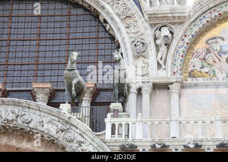 Venedig, VE, Italien - 18. Mai 2020: Pferdesstatue aus Metall aus Bronze in der Markusbasilika Stockfoto