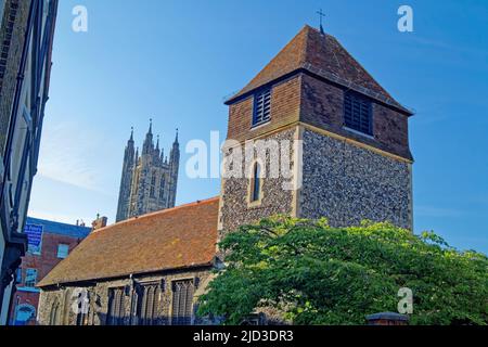 UK, Kent, Canterbury, St Alphege's Church und Canterbury Cathedral ab St Alphege Lane Stockfoto