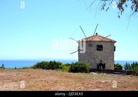 Alte Windmühle am Kap Skinari auf der Insel Zakynthos, griechenland mit dem ionischen Meer im Hintergrund Stockfoto