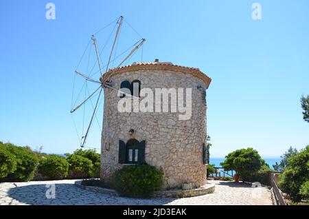 Alte Windmühle am Kap Skinari auf der Insel Zakynthos, griechenland mit dem ionischen Meer im Hintergrund Stockfoto