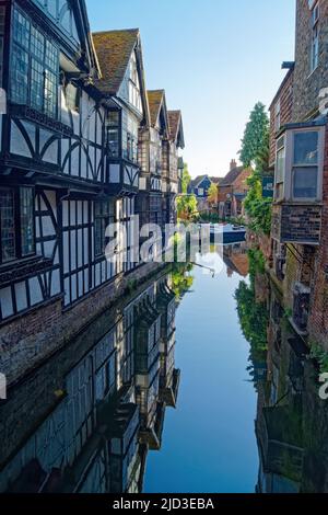 UK, Kent, Canterbury, Old Weavers House und Great Stour River von der High Street Bridge. Stockfoto