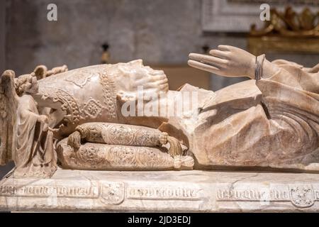 Detailreiche Schnitzerei des Bischofskräbels in der Kathedrale von Sevilla, Sevilla, Spanien Stockfoto