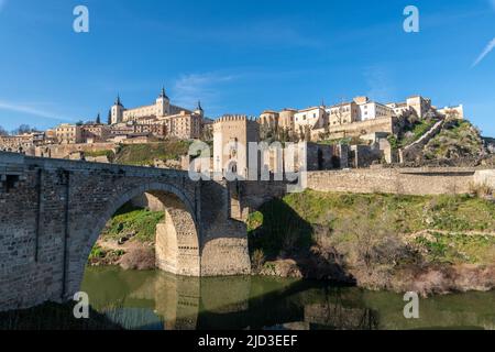 Brücke Puente de Alcantara über den Fluss Tejo in Toledo, Spanien Stockfoto