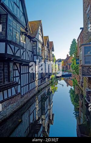 UK, Kent, Canterbury, Old Weavers House und Great Stour River von der High Street Bridge. Stockfoto