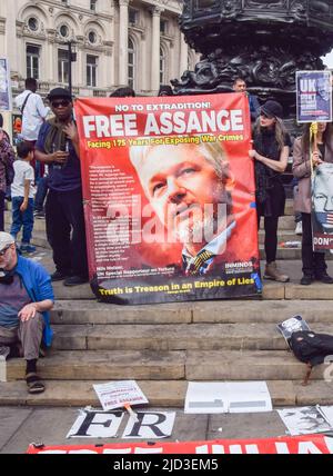 London, Großbritannien. 4.. Juni 2022. Anhänger von Julian Assange versammelten sich im Piccadilly Circus, um gegen die Auslieferung des WikiLeaks-Gründers in die USA zu protestieren. Stockfoto