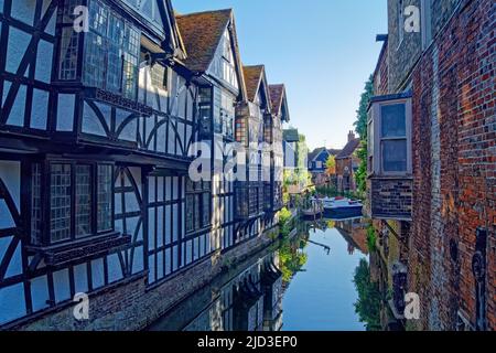 UK, Kent, Canterbury, Old Weavers House und Great Stour River von der High Street Bridge. Stockfoto