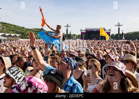 Landgraaf, Belgien. 17.. Juni 2022. 2022-06-17 18:38:52 LANDGRAAF - Fans der amerikanischen Band Greta van Fleet während des ersten Tages des Pinkpop Musik-Festival. ANP PAUL BERGEN netherlands Out - belgium Out Credit: ANP/Alamy Live News Stockfoto