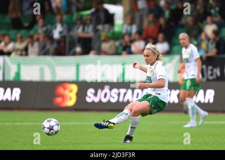 Stockholm, Schweden. 17.. Juni 2022. b'-XMP:Description=Stockholm, Schweden, 17. 2022. Juni: Ellen Gibson (8 Hammarby) im Spiel in der Schwedischen Liga OBOS Damallsvenskan am 17. 2022. Juni zwischen Hammarby IF und BK Hacken im Hammarby IP in Stockholm, Schweden (Peter Sonander/SPP)' Credit: SPP Sport Press Photo. /Alamy Live News Stockfoto