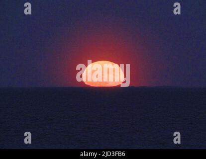 Der volle (Erdbeer-)Mond steigt über dem Nantucket Sound vor Cape Cod, USA Stockfoto