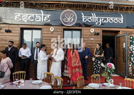 Jean Eric Duluc überreichte Herrn Hazifa Abdulhaq, Inhaber des Restaurants Escale Bollywood, die Goldene Gabel für die indische und pakistanische Gastronomie. Stockfoto