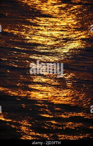 Reflexionen auf dem Wasser vom vollen (Erdbeer-)Mond über dem Nantucket Sound vor Cape Cod, USA Stockfoto