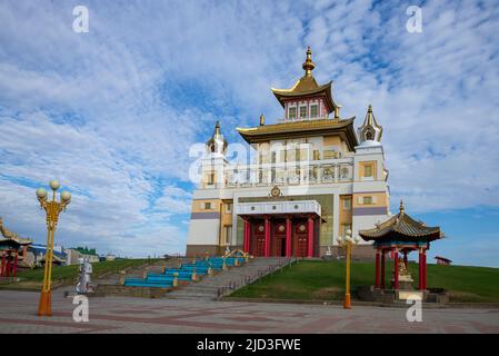 ELISTA, RUSSLAND - 21. SEPTEMBER 2021: Im buddhistischen Tempel 'Goldener Aufenthaltsort von Buddha Shakyamuni'. Elista, Kalmückien, Russland Stockfoto