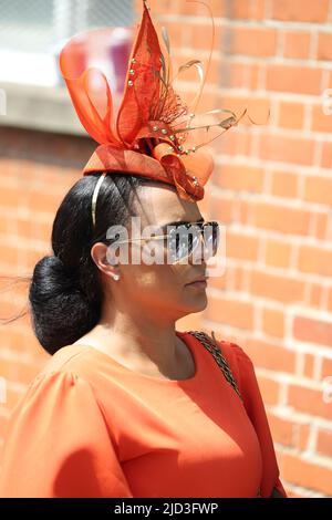 Ascot, Großbritannien. 17.. Juni 2022. Die modebewussten Damen sind für den Anlass gekleidet und zeigen die neuesten Kreationen von Millinery. Quelle: Uwe Deffner/Alamy Live News Stockfoto