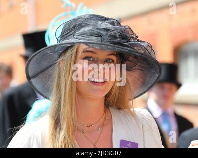 Ascot, Großbritannien. 17.. Juni 2022. Die modebewussten Damen sind für den Anlass gekleidet und zeigen die neuesten Kreationen von Millinery. Quelle: Uwe Deffner/Alamy Live News Stockfoto