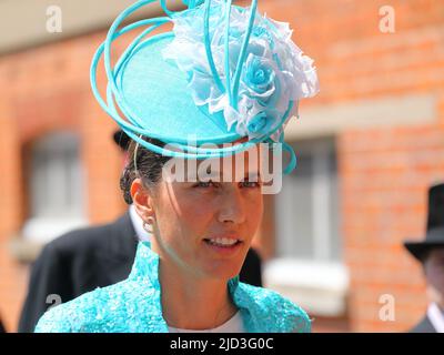 Ascot, Großbritannien. 17.. Juni 2022. Die modebewussten Damen sind für den Anlass gekleidet und zeigen die neuesten Kreationen von Millinery. Quelle: Uwe Deffner/Alamy Live News Stockfoto