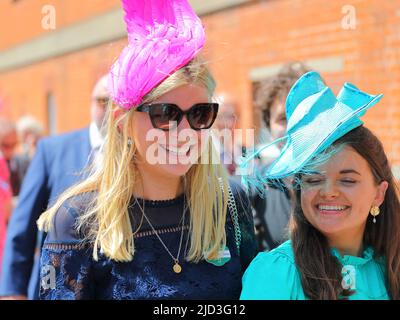 Ascot, Großbritannien. 17.. Juni 2022. Die modebewussten Damen sind für den Anlass gekleidet und zeigen die neuesten Kreationen von Millinery. Quelle: Uwe Deffner/Alamy Live News Stockfoto