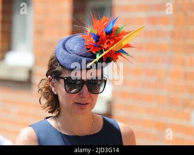 Ascot, Großbritannien. 17.. Juni 2022. Die modebewussten Damen sind für den Anlass gekleidet und zeigen die neuesten Kreationen von Millinery. Quelle: Uwe Deffner/Alamy Live News Stockfoto