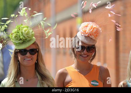 Ascot, Großbritannien. 17.. Juni 2022. Die modebewussten Damen sind für den Anlass gekleidet und zeigen die neuesten Kreationen von Millinery. Quelle: Uwe Deffner/Alamy Live News Stockfoto