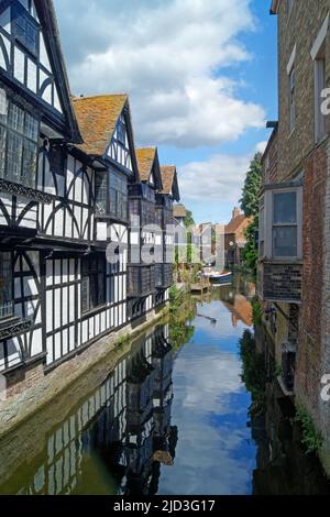 UK, Kent, Canterbury, Old Weavers House und Great Stour River von der High Street Bridge. Stockfoto