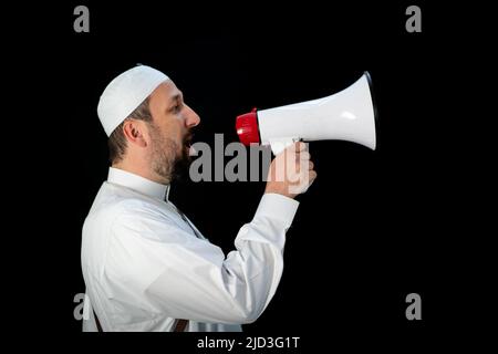 Schöner Mann mit Bart, der in Mekkah durch das Megaphon nach dem Hjj schrie Stockfoto