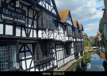 UK, Kent, Canterbury, Old Weavers House und Great Stour River von der High Street Bridge. Stockfoto