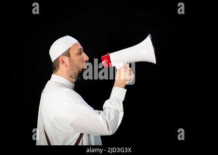 Schöner Mann mit Bart, der in Mekkah durch das Megaphon nach dem Hjj schrie Stockfoto