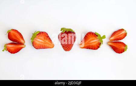 Strawberry Kollektion isoliert auf weißem Hintergrund. Ganze und Partikel von Erdbeeren. Vorlage für Design. Stockfoto