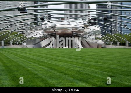 CHICAGO, ILLINOIS, VEREINIGTE STAATEN - 12. MAI 2018: Jay Pritzker Pavilion ist die Konzertschale, die der Architekt Frank Gehry im Millennium Park auf einem Stockfoto